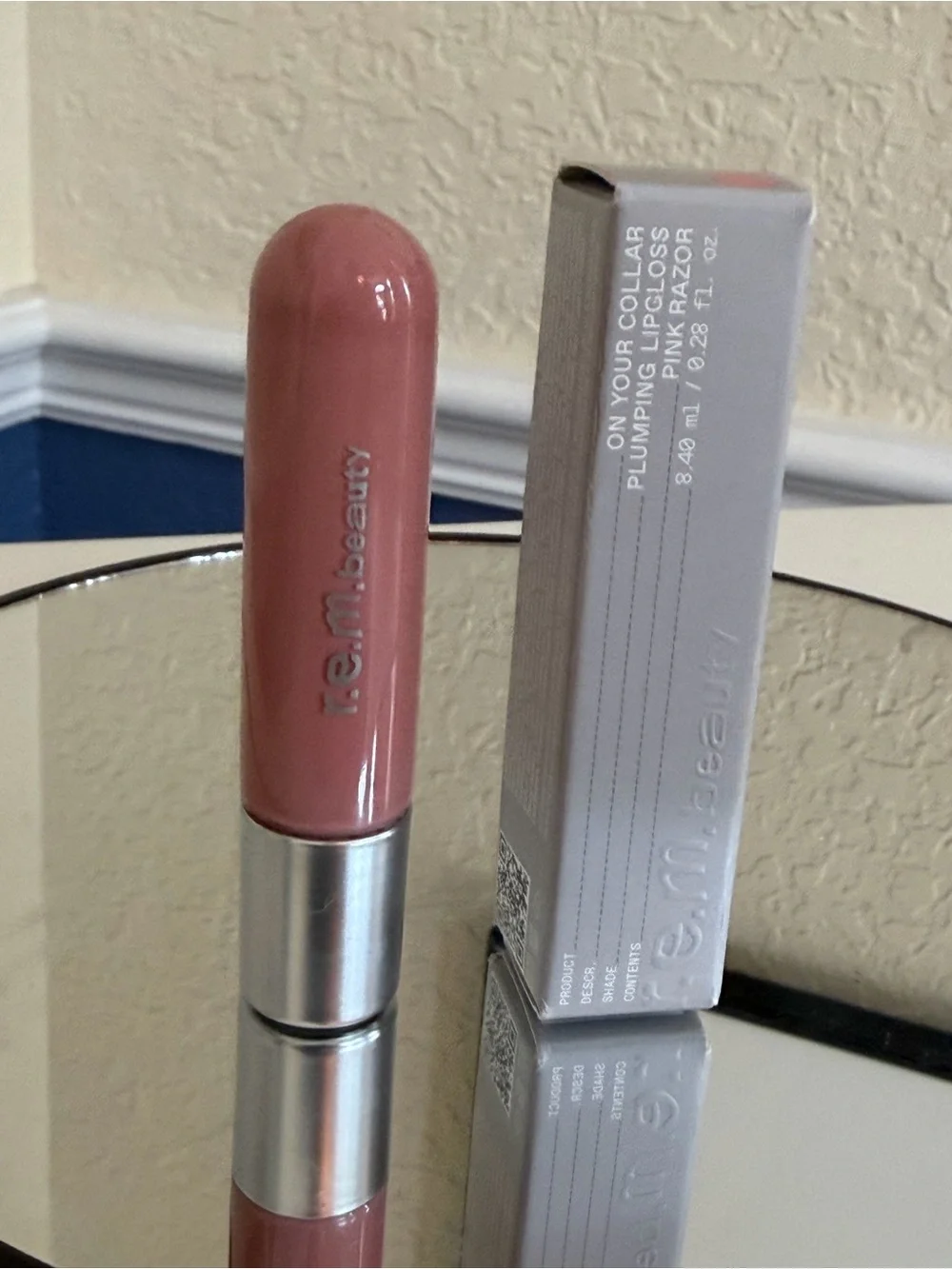 R.E.M. Beauty On Your Collar Plumping Lip Gloss Pink Razor